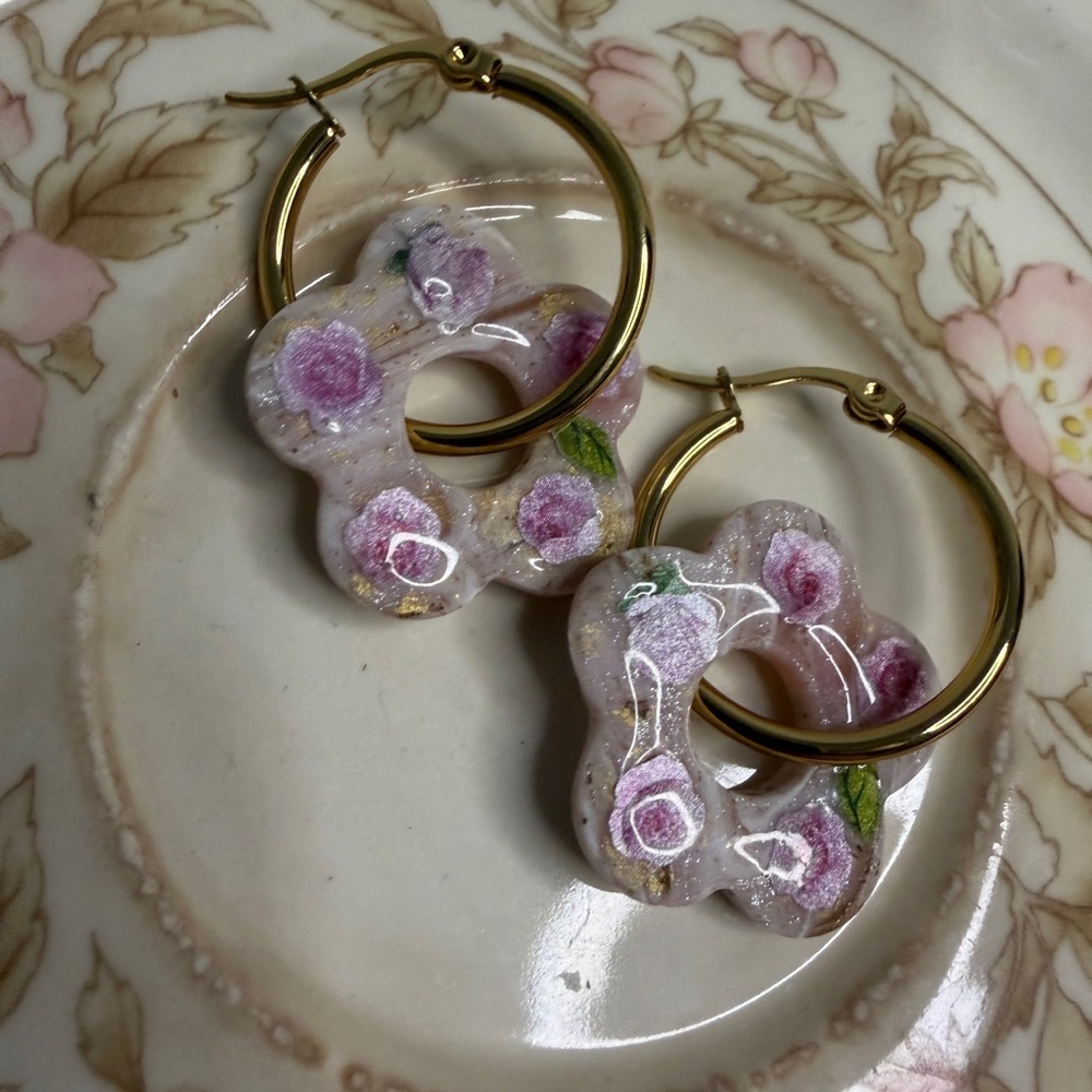 Handmade floral hoop earrings - Picture 6 of 6
